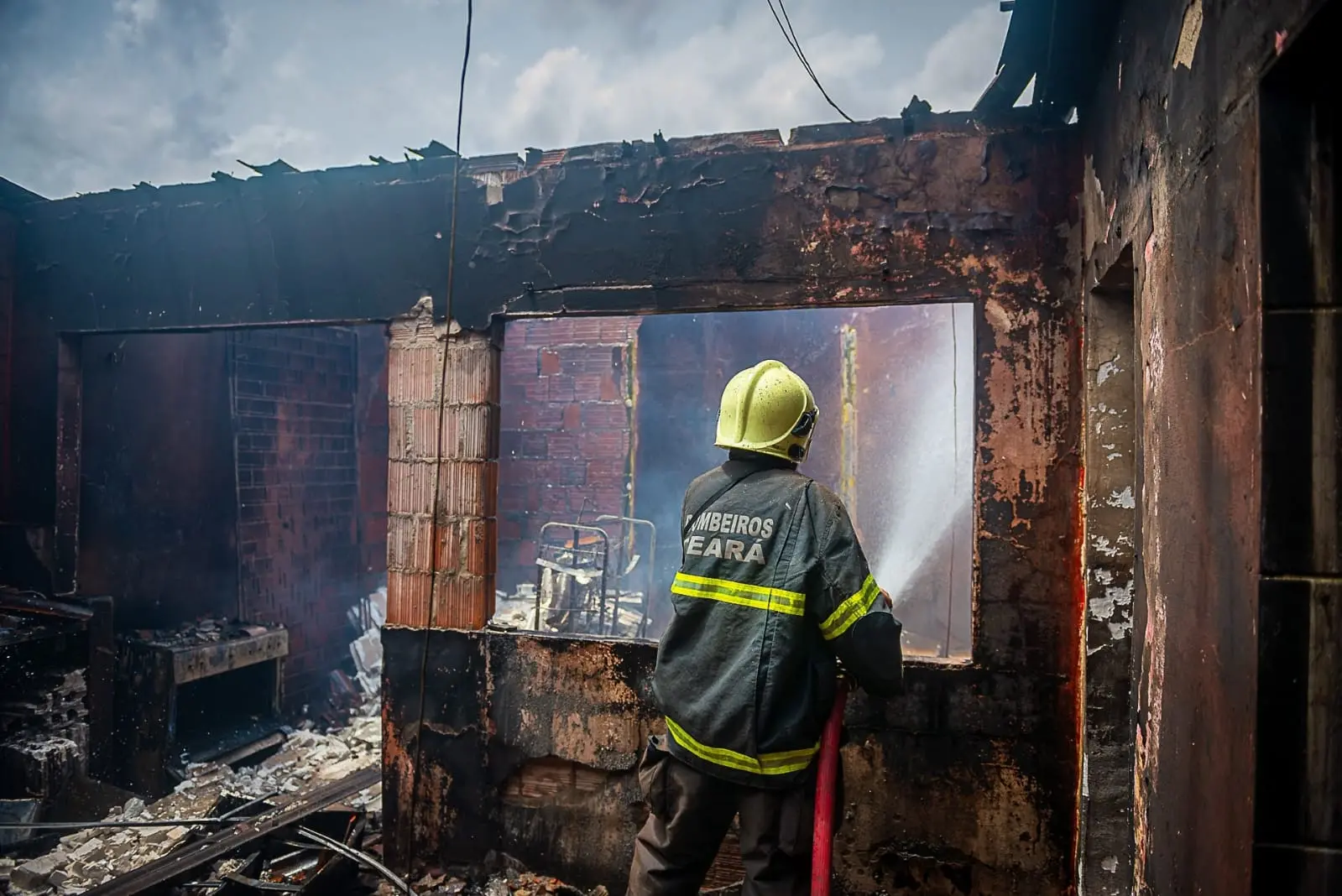 Bombeiro contém chamas em frigorífico no bairro planalto Ayrton Sena