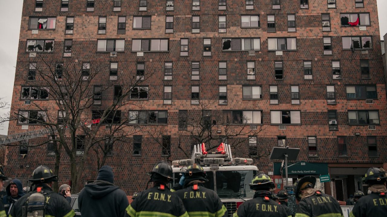 Bombeiros durante Incêndio no Bronx, em NY