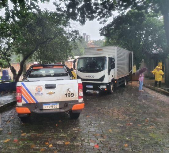 Equipes da Defesa Civil e Corpo de Bombeiros atuam na região