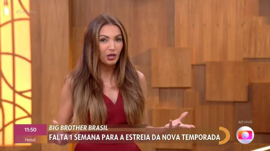 Patrícia Poeta de vestido marsala no Encontro