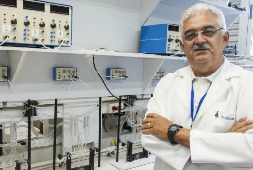 Professor do curso de medicina da UFC, Aldo Ângelo Lima, preside uma pesquisa sobre medicamentos já aprovados pela Anvisa capazes de reduzir o tempo de ação dos vírus de síndromes gripais