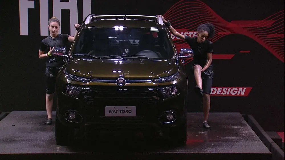 As sisters precisaram ficar em pé, em volta do carro e com um braço preso no rack do carro