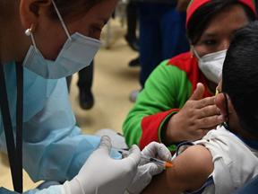 Criança sendo vacinada contra Covid