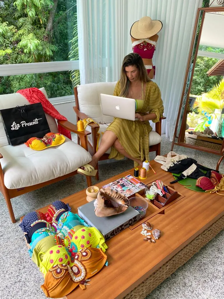 A estilista Lia Presenti já vestiu famosas e influencers com suas peças de moda praia