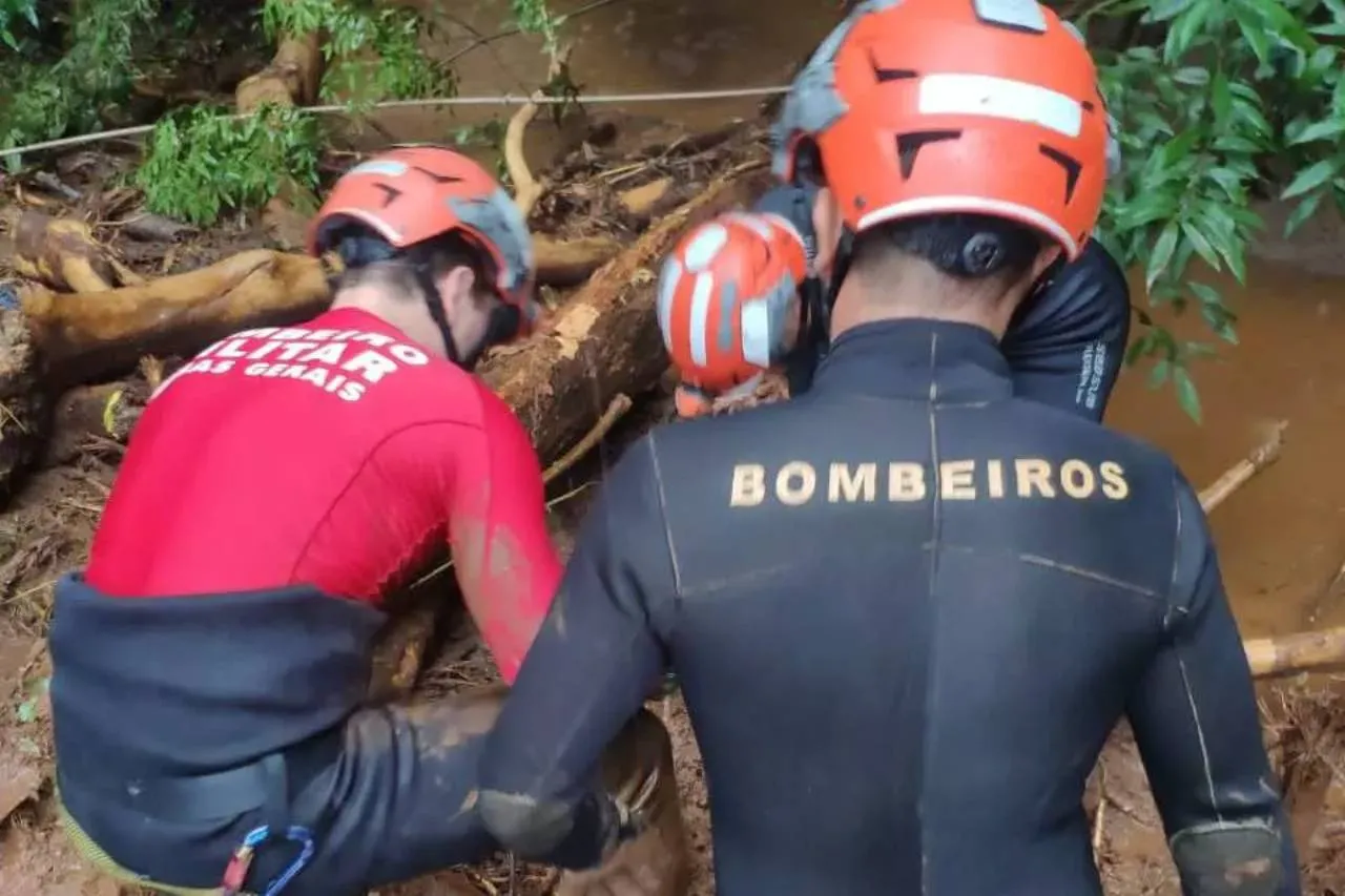 A Polícia Militar, a perícia da Polícia Civil e 10 militares do Corpo de Bombeiros participaram das buscas da família