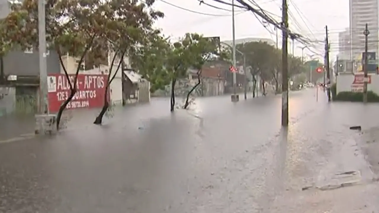 Avenida Heráclito Graça registra alagamento