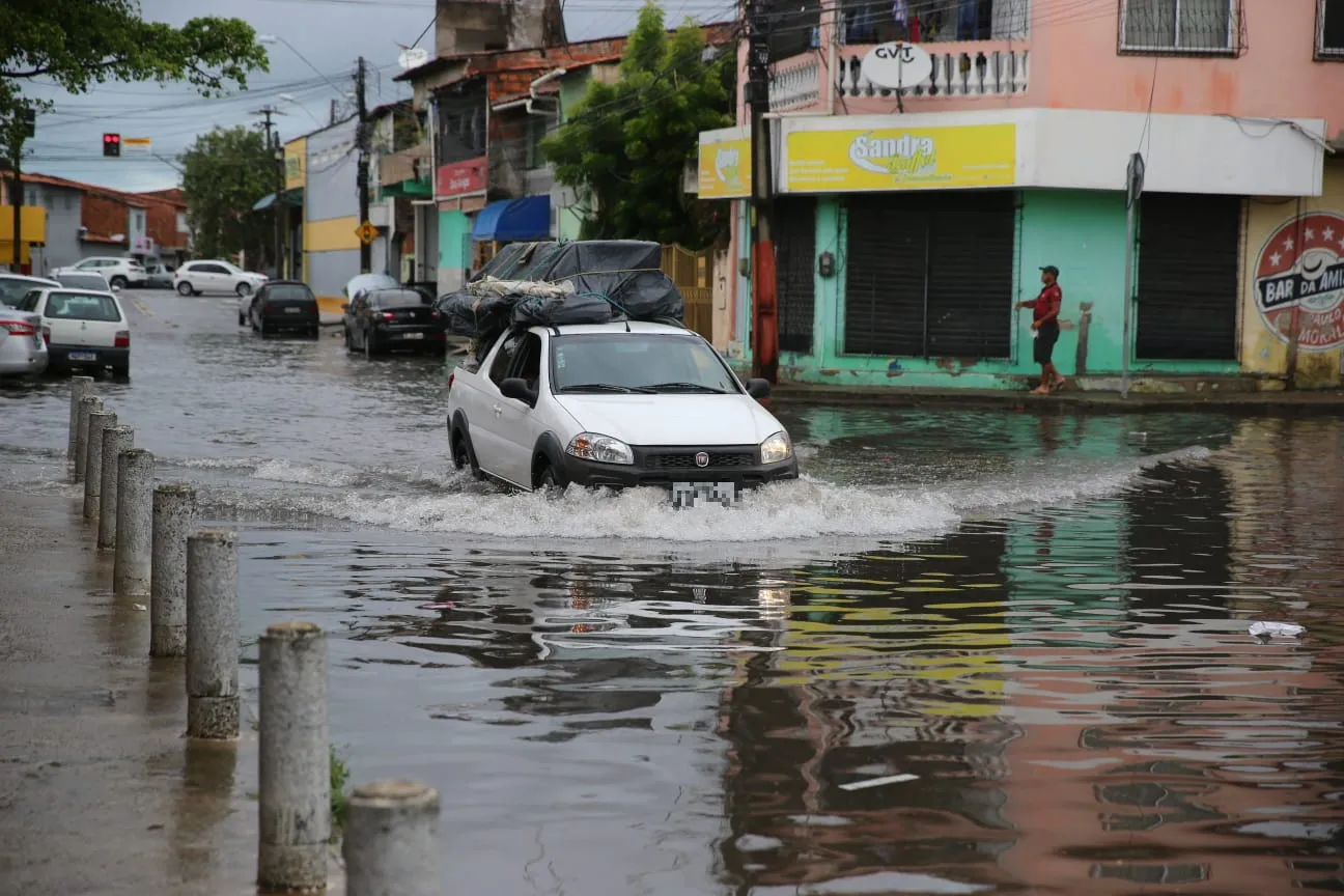 Em Fortaleza, chuva de 76 mm deixou vários pontos de alagamento