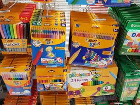 kits de lapis de cor e giz de cera em exposição para venda