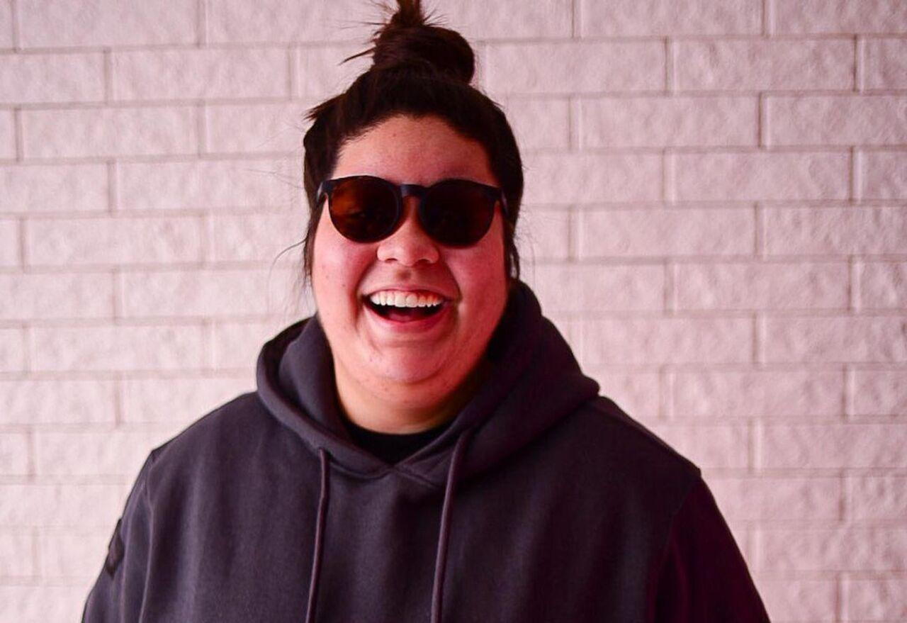 Influenciadora digital trabalha com vídeos de humor sobre diversas temáticas no Instagram e TikTok