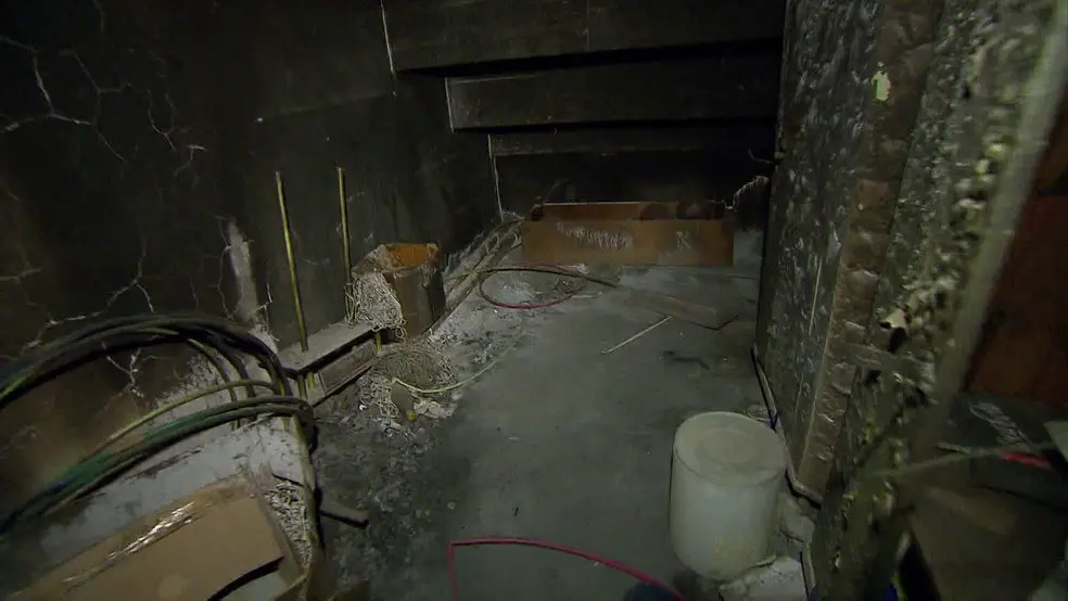 sala com materiais queimados