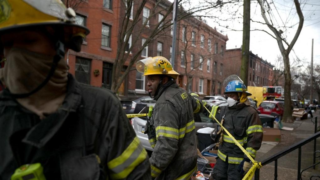 Bombeiros combatem incêndio em casa na Filadélfia que causou a morte de 12 pessoas da mesma família