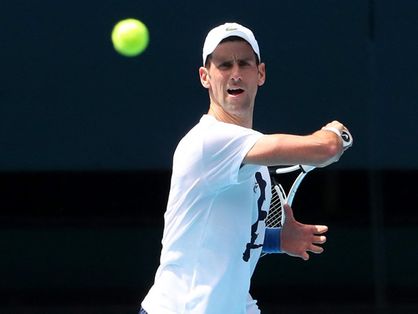 Novak Djokovic em ação durante partida de tênis