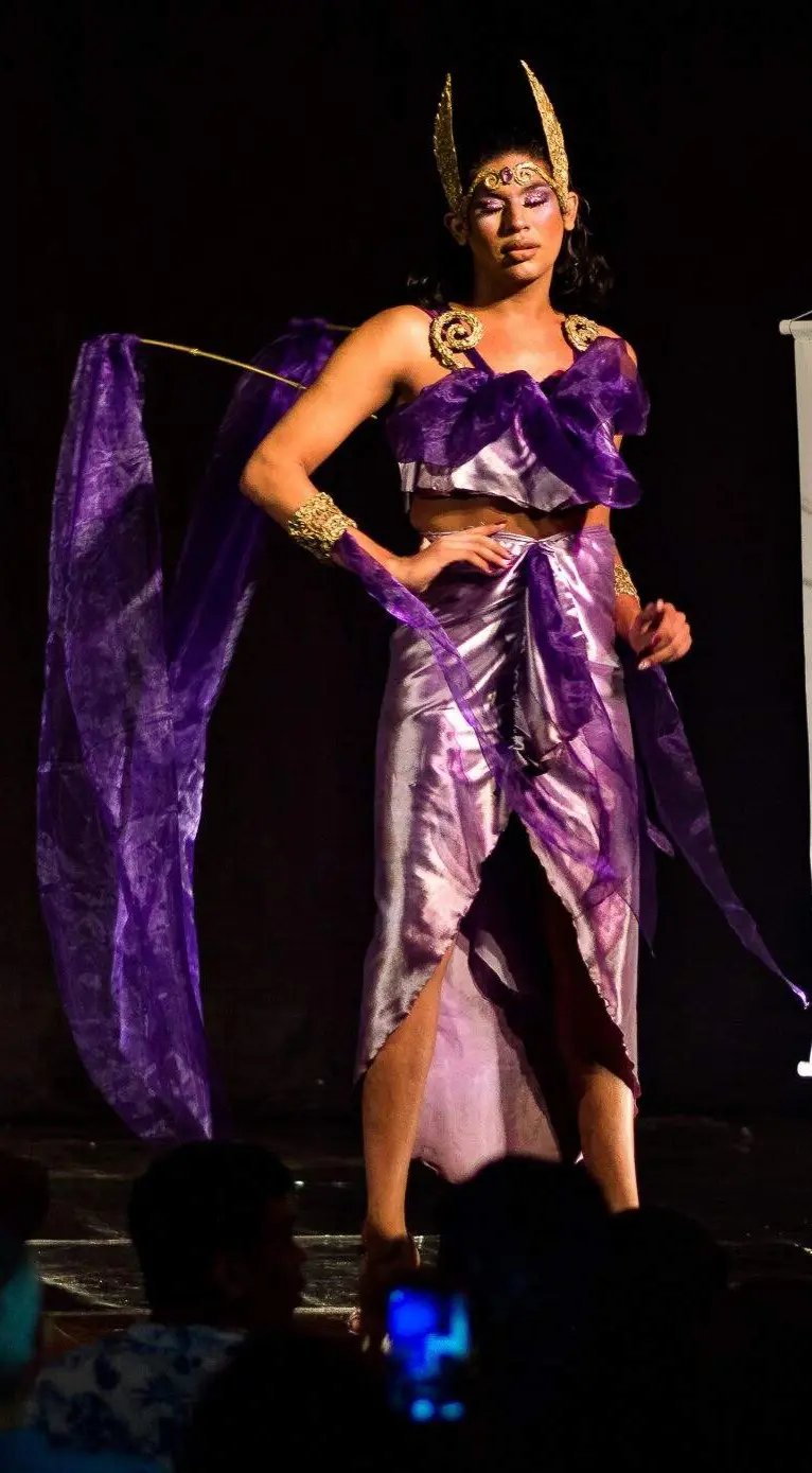 Yvis Gabryela veste 'O Movymento das Nebulosas Através do Espaço-Tempo'. Produção de Akwa no Theatro São João. Foto de Negro Sousa, 2020