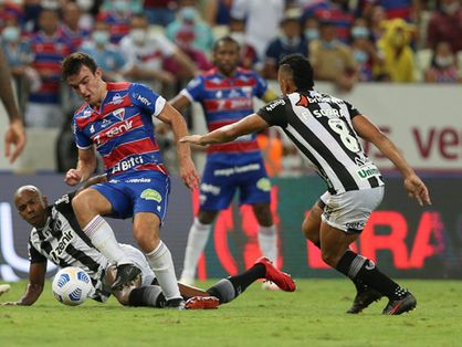 Jogadores de Ceará e Fortaleza disputam bola durante Clássico-Rei de novembro de 2021