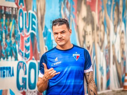 Goleiro Felipe Alves faz sinal com a mão em reapresentação do Fortaleza