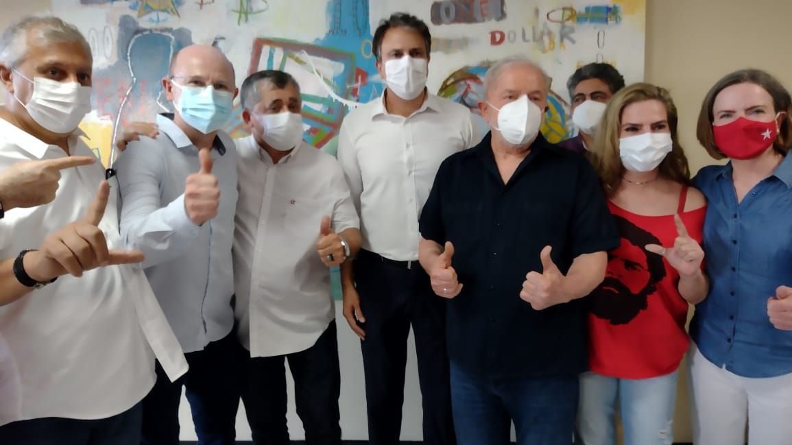 Lula e sua comitiva foram recebidos em Fortaleza por Camilo Santana e parlamentares petistas