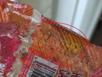 imagem da embalagem do hamburguer com as datas de fabricação e validade circuladas em vermelho