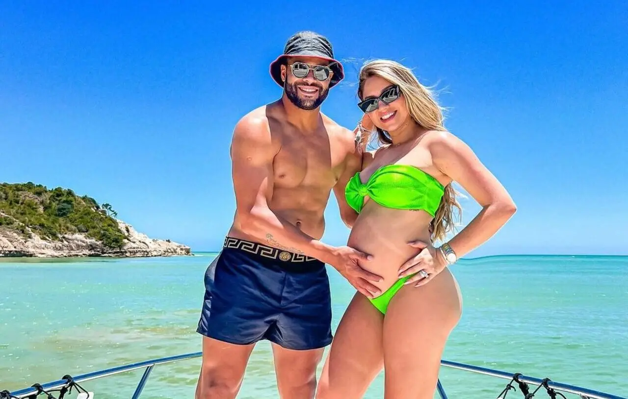 Casal postou fotos juntos em rede social
