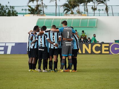 Atletas do Grêmio reunidos em uma roda no gramado antes de mais uma partida pela Copa São Paulo de Futebol Júnior