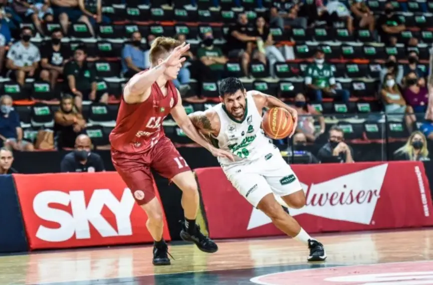 Paulistano terminou partida contra o Bauru com um jogador a menos do que o convencional em uma partida de basquete
