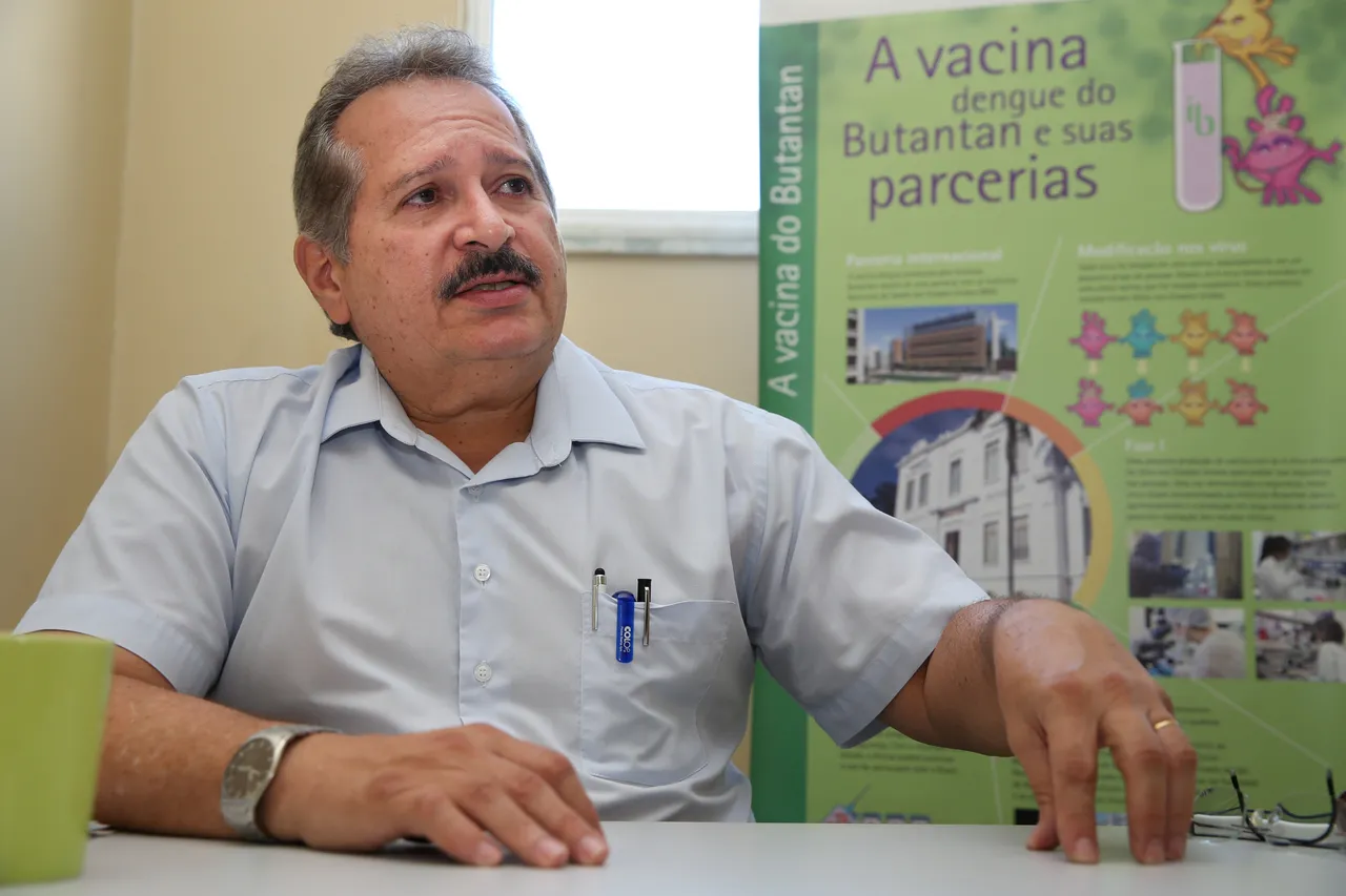 De acordo com o médico infectologista e professor da UFC, Ivo Castelo Branco,  o abrandamento nos sintomas deve-se a 