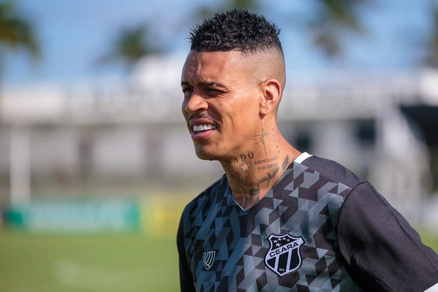 Richard com semblante sério em treino do Ceará