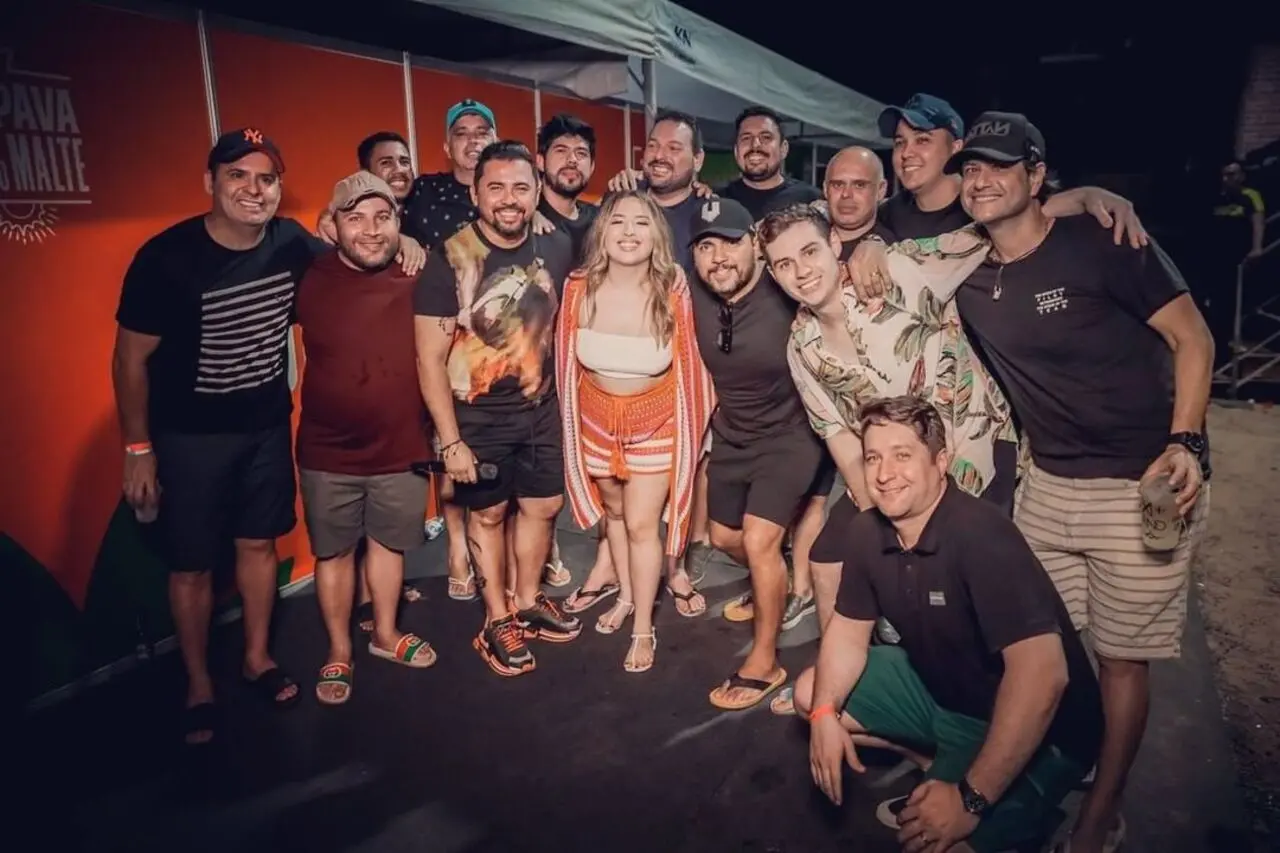 Mari Fernandez ao lado de Xand Avião e empresários