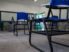 sala de aula vazia com cadeira na cor azul