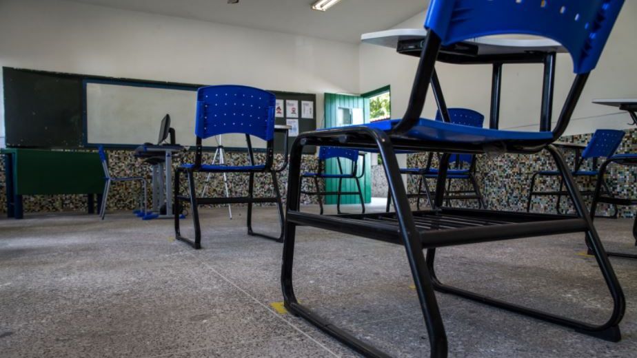 sala de aula vazia com cadeira na cor azul