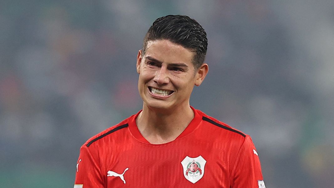 James Rodríguez sorri durante partida de futebol no Catar