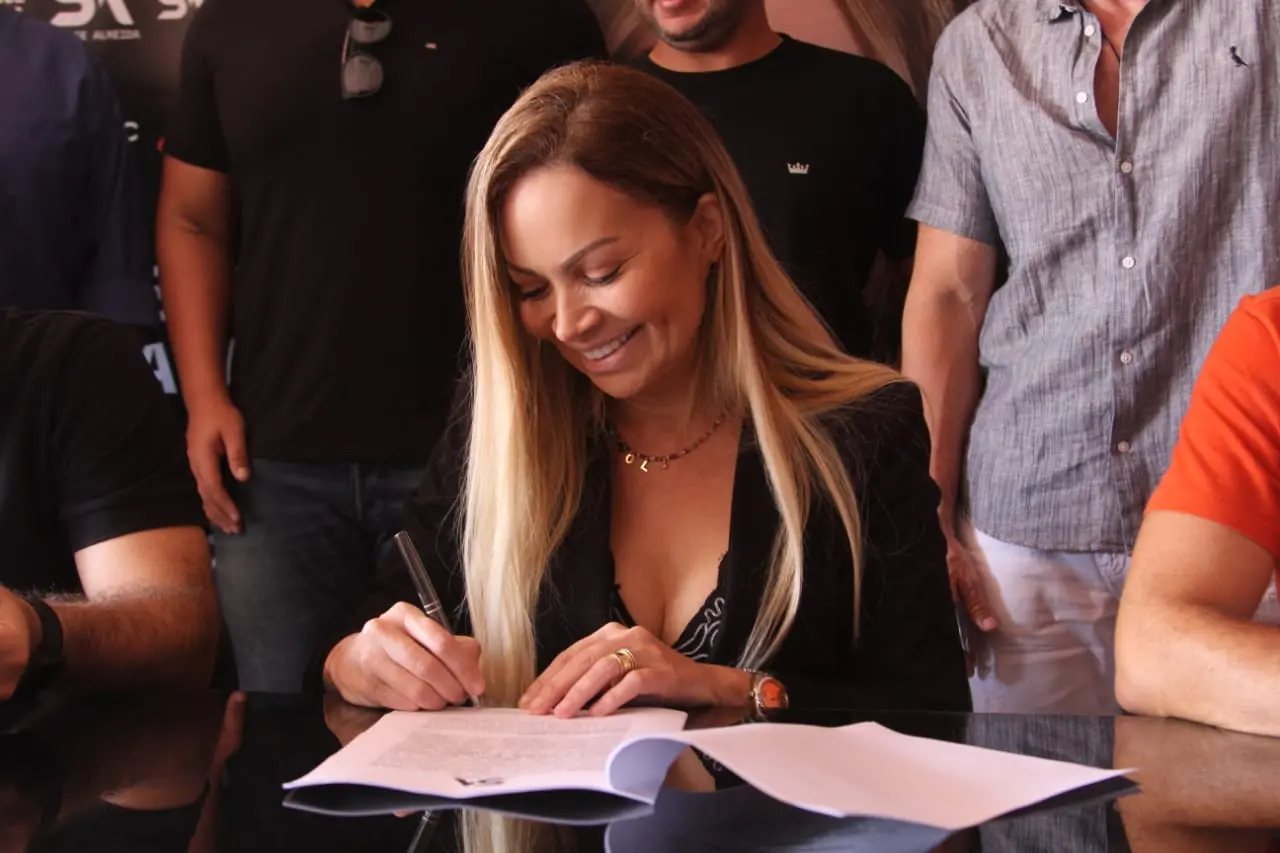 Cantora esteve em sede de produtora na tarde desta sexta-feira (14)