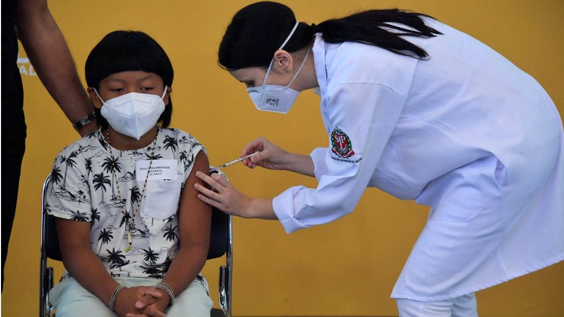 Criança indígena brasileira sendo vacinada contra a Covid-19