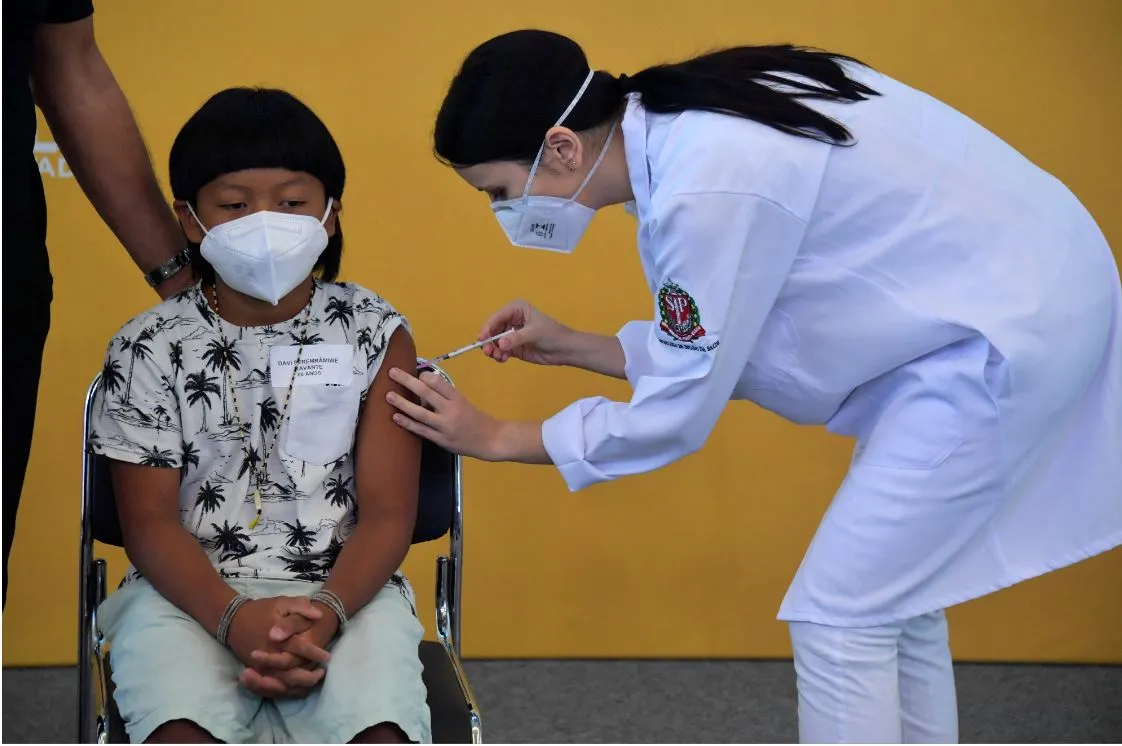 Davi Seremramiwe Xavante (8), da etnia Xavante, recebeu a primeira dose do imunizante da Pfizer na cidade de São Paulo
