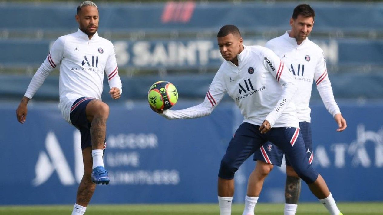 Atletas do Paris Saint-Germain (PSG) treinam com bola no clube