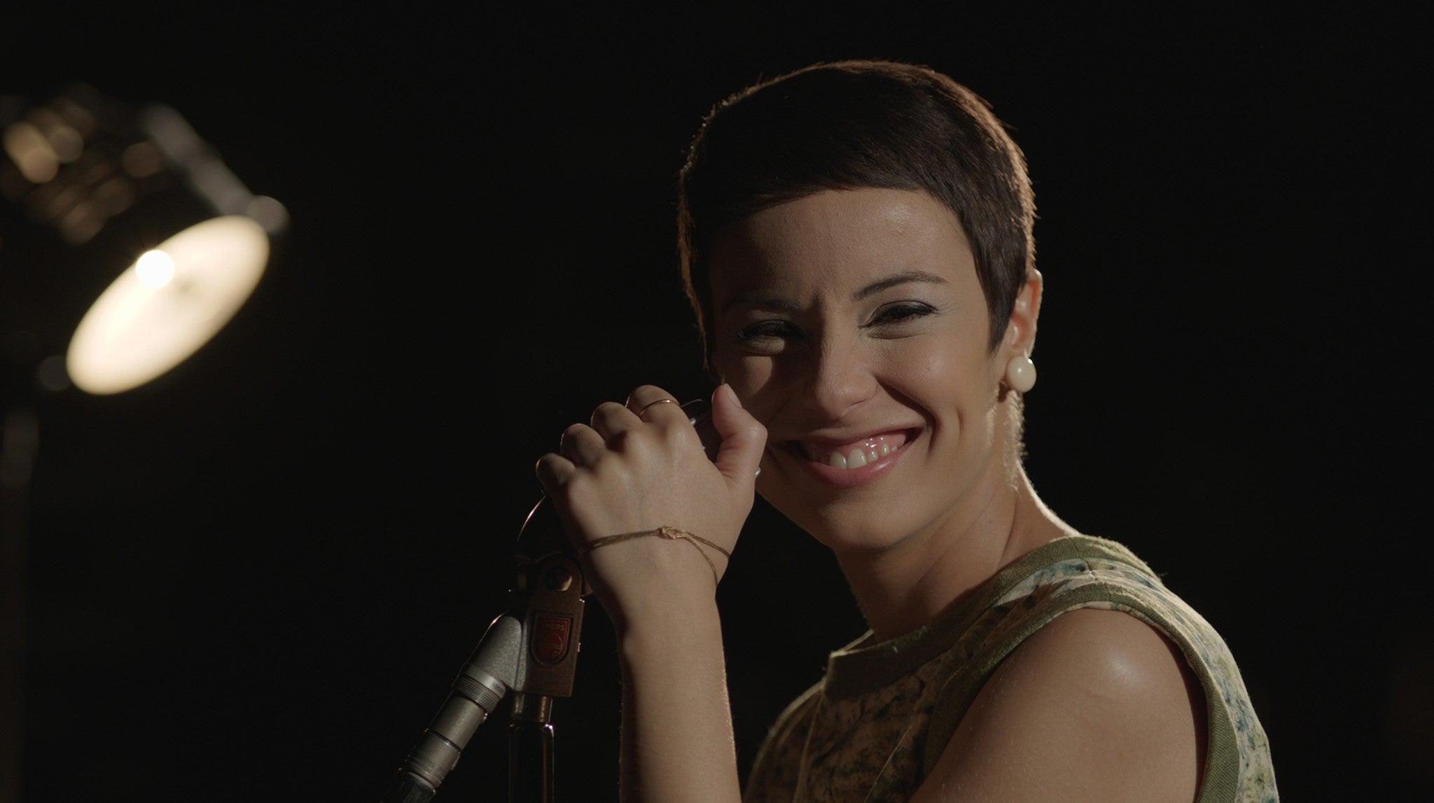 Atriz Andréia Horta no papel da cantora no filme 