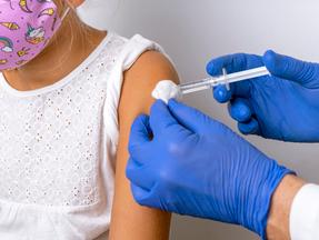 braço de menina sendo vacinado