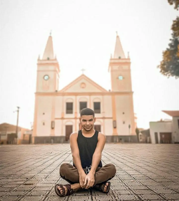 Vinicius em frente a Igreja Matriz do Crato