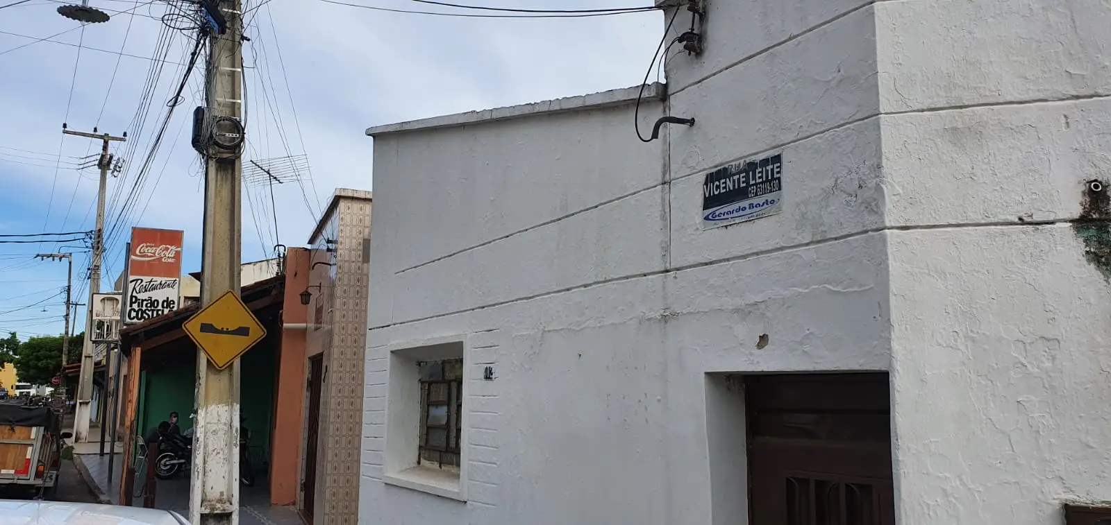 A Vicente Leite é aquela rua querida do Crato. Famosa, assim como o BBB, para o bem e para o mal! Nela está o restaurante Pirão de Costela, da família de Vinicius