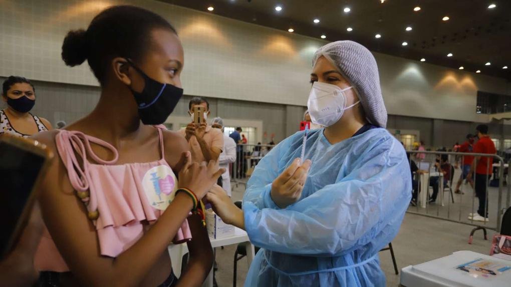 A estudante do 7º ano do Ensino Fundamental Cecília Ferreira de Lima foi a primeira criança vacinada contra a Covid-19 no Ceará