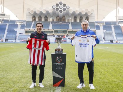 Marcelino, técnico do Athletic Bilbao, e Carlo Ancelotti, técnico do Real Madrid, posam para fotos com as camisas de seus respectivos clubes, ao lado da taça da Supercopa da Espanha