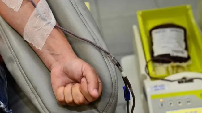 Pessoa doando sangue