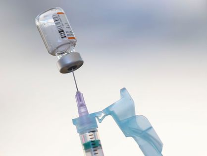 Vacina conta a covid e seringa