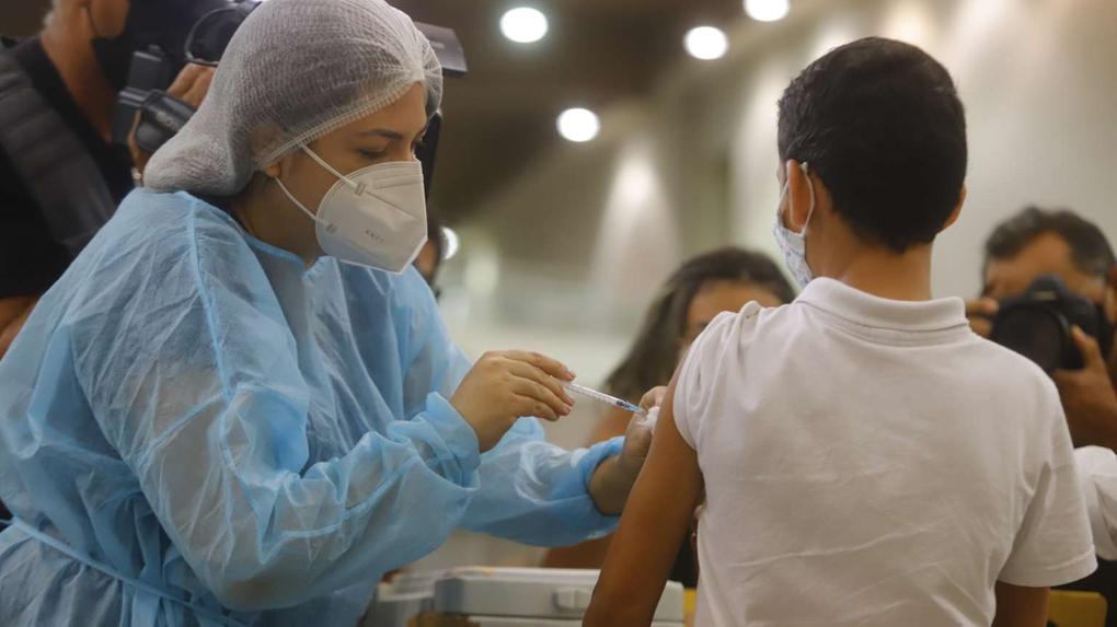 Criança sendo vacinada