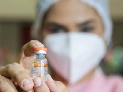 Profissional da saúde com vacina contra covid