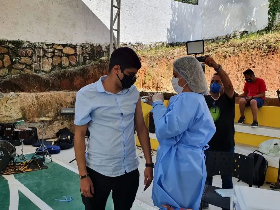 Técnica vacina jovem de 18 anos em Guaramiranga