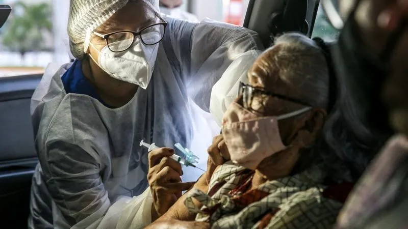 Especialistas acreditam que a imunização contra a Covid deverá acontecer anualmente a exemplo do que acontece contra a Influenza