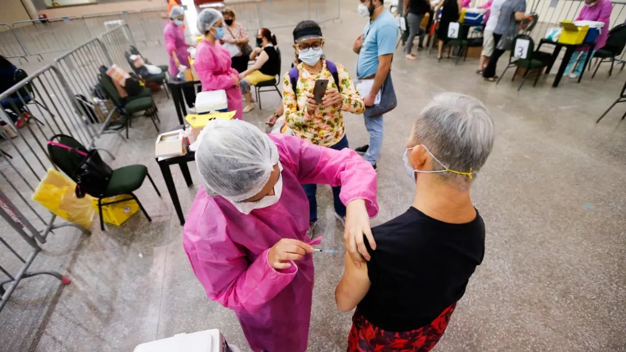 Um dos desafios da vacinação foi a falta de dados sobre a quantidade de pessoas a ser vacinada. No Ceará, o governo adotou um cadastro digital próprio para garantir a logística da vacinação
