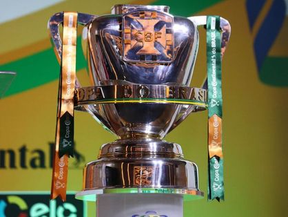 Taça da Copa do Brasil exibida na frente do nome da competição