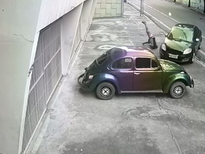 Motorista atropela suposto autor de roubo e colide em carro estacionado me Fortaleza