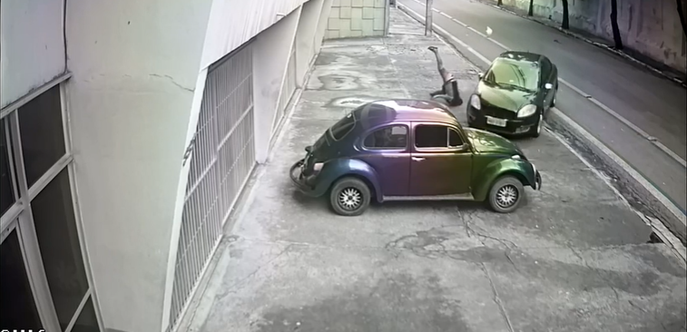 Motorista atropela suposto autor de roubo e colide em carro estacionado me Fortaleza